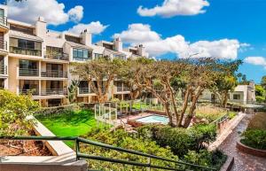 an apartment building with a garden and a swimming pool at Santa Monica Beach Amazing 2 Bedroom Condo in Los Angeles