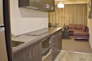 Pavilion Hotel Wagga Wagga的厨房或小厨房