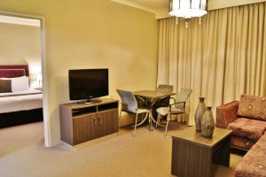 Pavilion Hotel Wagga Wagga的电视和/或娱乐中心