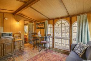Fotografie z fotogalerie ubytování Outdoor Kitchen Mtn-View Morongo Valley Cabin! v destinaci Morongo Valley