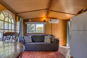 Fotografie z fotogalerie ubytování Outdoor Kitchen Mtn-View Morongo Valley Cabin! v destinaci Morongo Valley