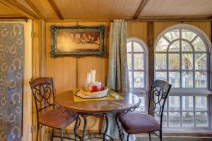 Fotografie z fotogalerie ubytování Outdoor Kitchen Mtn-View Morongo Valley Cabin! v destinaci Morongo Valley