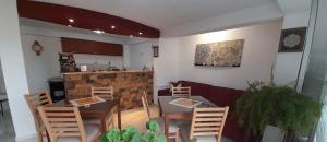 comedor con mesa y sillas y cocina en Apartments Villa Saray, en Ohrid