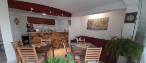 Un comedor con mesa y sillas y una cocina. en Apartments Villa Saray, en Ohrid