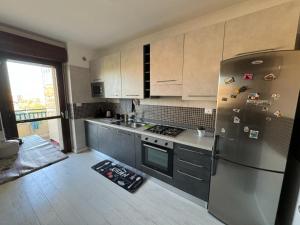 una cucina con frigorifero e armadietti in acciaio inossidabile di Appartamento del Parco a Lunghezza