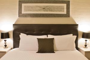 Pavilion Hotel Wagga Wagga客房内的一张或多张床位