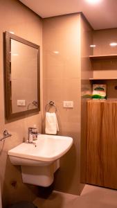 y baño con lavabo y espejo. en 38 Park Avenue Condominium, en Cebú