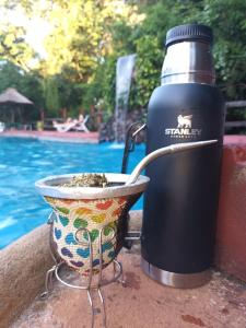 una botella de agua y un cubo junto a una piscina en HOTEL LA TOSCANA en San Ignacio