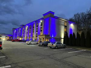un bâtiment avec des lumières bleues sur son côté dans l'établissement Comfort Inn & Suites Danbury-Bethel, à Danbury