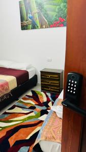 1 dormitorio con 2 camas y alfombra colorida en Coffee House Minca, en Minca