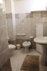 La salle de bains est pourvue de 2 toilettes et d'un lavabo. dans l'établissement Agriturismo Perdaba, à Fluminimaggiore