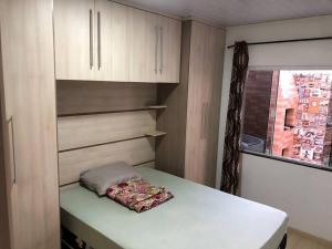 Una cama o camas en una habitación de Casa com AR COND. em todos os comodos mobiliada