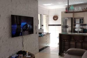 Una cocina o cocineta en Casa com AR COND. em todos os comodos mobiliada