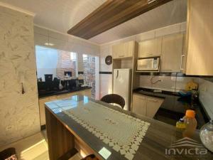 Una cocina o cocineta en Casa com AR COND. em todos os comodos mobiliada