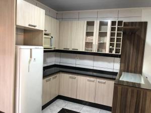 Una cocina o cocineta en Casa com AR COND. em todos os comodos mobiliada