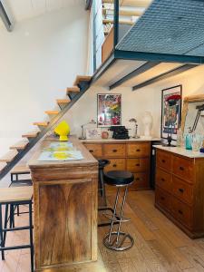 une cuisine avec un comptoir en bois et un escalier dans l'établissement Loft 120m2 avec Terrasse Centre Historique, à Montpellier