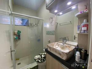 Un baño de Casa com AR COND. em todos os comodos mobiliada