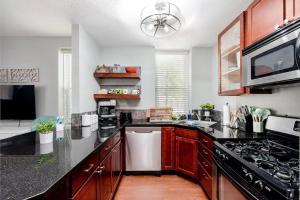 Kuchyň nebo kuchyňský kout v ubytování Beautiful 6BR 2 Kitchens Duplex By StayStLouis