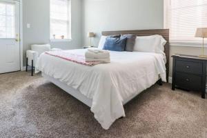 Postel nebo postele na pokoji v ubytování Beautiful 6BR 2 Kitchens Duplex By StayStLouis