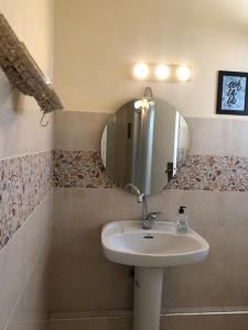 y baño con lavabo y espejo. en Appart Alhambra, en Rabat