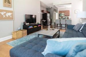 Posezení v ubytování Beautiful 6BR 2 Kitchens Duplex By StayStLouis