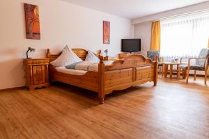Kinheim的住宿－Gästehaus A21，一间卧室,卧室内配有一张木床