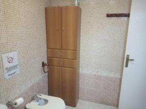 y baño con ducha, aseo y lavamanos. en Apartamento Tahalia 3 habitaciones, en Huelva