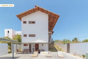 Casa blanca con techo rojo en Apto 100m da praia no Pontal de Maceió por Tactu en Fortim