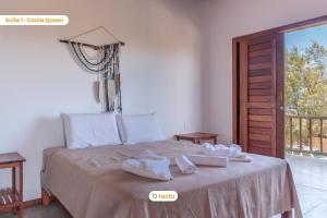 マセイオにあるApto 100m da praia no Pontal de Maceió por Tactuのタオルが敷かれたベッドのある寝室 +39枚の写真