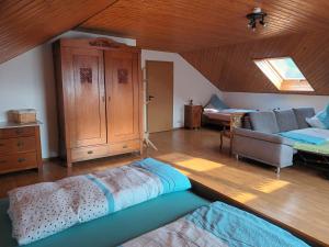 un soggiorno con divano e una camera con di Gästehaus A21 a Kinheim