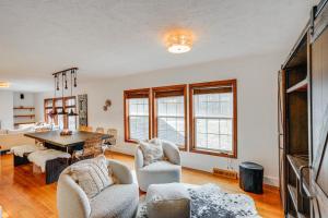 sala de estar con mesa y sillas en Secluded Catskill Home with Hiking Trails On-Site!, en Catskill