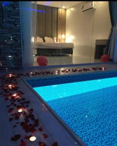 Bazén v ubytování شاليهات روشانا nebo v jeho okolí + 59 fotografií