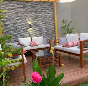 a patio with two couches and a table at شاليهات روشانا in Taif