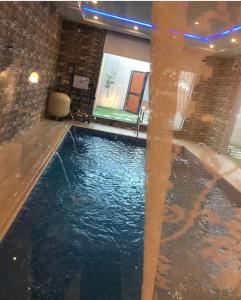 Bazén v ubytování شاليهات روشانا nebo v jeho okolí