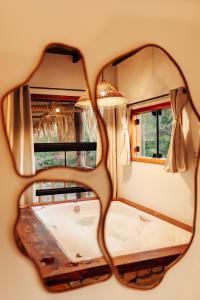 een spiegelbeeld van een bad in een kamer bij Vila Ypáwa 150 m centro 30 m praia lago verde in Alter do Chao