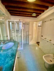 y baño con lavabo, ducha y aseo. en Tiepolo 3, en Venecia