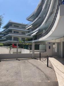 ein großes Gebäude mit einem Zaun davor in der Unterkunft Studio vue mer, 10 min de Monaco ! in Roquebrune-Cap-Martin