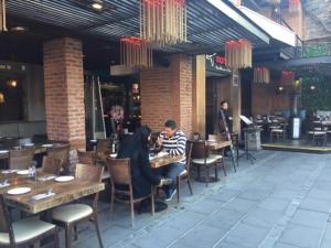 dos personas sentadas en una mesa en un restaurante en BELLAVISTA DARDIGNAC, en Santiago