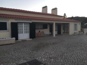 塞圖巴爾的住宿－Casa do Jardim，前面有砖瓦车道的房子