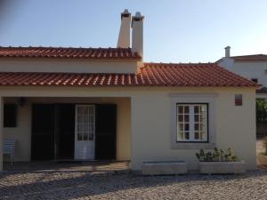 塞圖巴爾的住宿－Casa do Jardim，白色房子,有红色屋顶