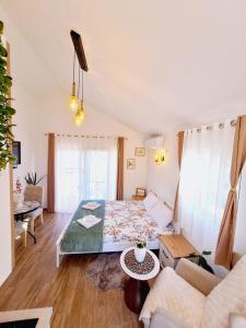 salon z łóżkiem i kanapą w obiekcie Sunny Side Apartments w mieście Rijeka Crnojevića