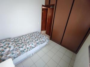 a small bedroom with a bed in a room at Apartamento inteiro no Alto Umuarama, próximo ao Aeroporto, Medicina e Granja Marileusa. in Uberlândia