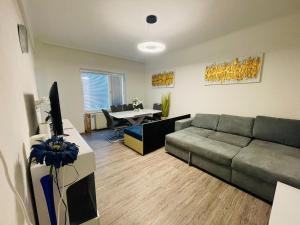 una sala de estar con un sofá y una mesa en Evido City Apartment, en Salzburgo