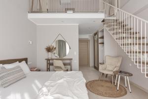 sypialnia z łóżkiem, schodami i lustrem w obiekcie Scarabeo Hotel & Villas Parga w mieście Parga