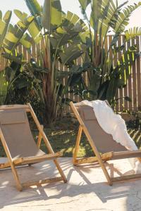 dwa leżaki plażowe siedzące obok siebie w obiekcie Scarabeo Hotel & Villas Parga w mieście Parga