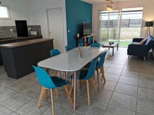 Kuchyň nebo kuchyňský kout v ubytování L Alize Melia 250m de la plage + 6 fotografií