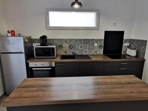 Kuchyň nebo kuchyňský kout v ubytování L Alize Melia 250m de la plage