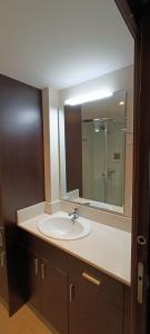 La salle de bains est pourvue d'un lavabo et d'un grand miroir. dans l'établissement Wind Rose study, à Jávea