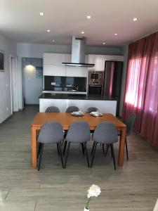 einen Esstisch und Stühle in der Küche in der Unterkunft Veuràs el Mar - Almadrava Beach House in Roses