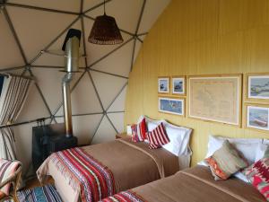 een slaapkamer met 2 bedden in een tent bij Titikaka Sky View in Juliaca
